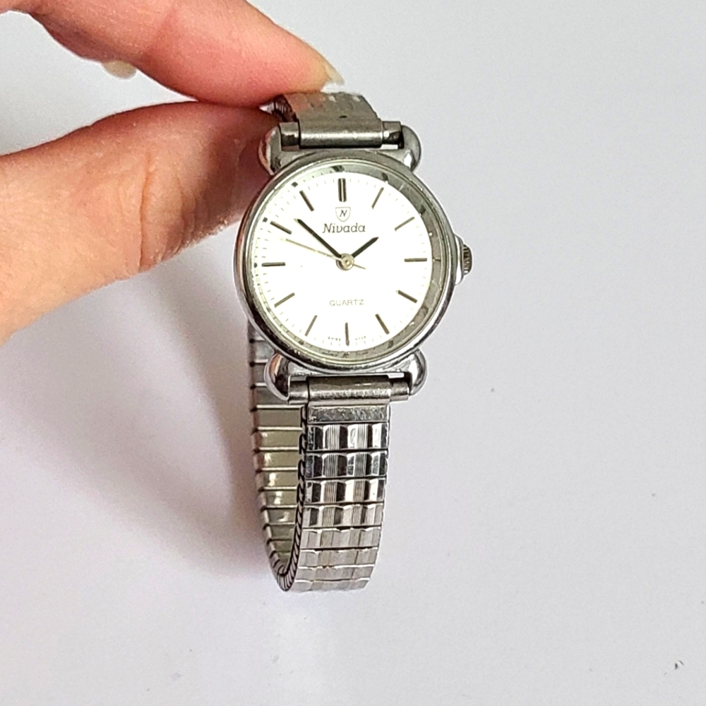Vintage NIVADA Quartz Swiss Made Silver Tone Sleek Band Watch